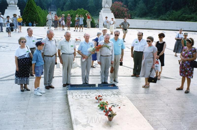 KKE 2140.jpg - Fot. Cmentarz pod Monte Cassino, Włochy. Fotografia wysłana z Australia - Brissbane, 12 XII 1992 r.